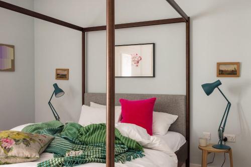 Postel nebo postele na pokoji v ubytování The Corner House