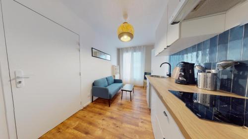 une cuisine avec une chaise bleue dans une pièce dans l'établissement Joli studio rue garibaldi, au Havre