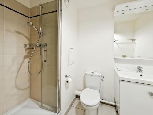 une salle de bain avec une douche, des toilettes et un lavabo dans l'établissement Scandinaves 21 - Studio pour 4 à Disneyland Paris, à Serris