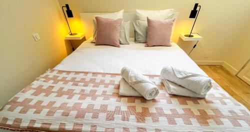 - une chambre avec un lit et 2 paires de chaussons dans l'établissement AC - PRIVATE Exterior - Au pied du palais des papes!, à Avignon