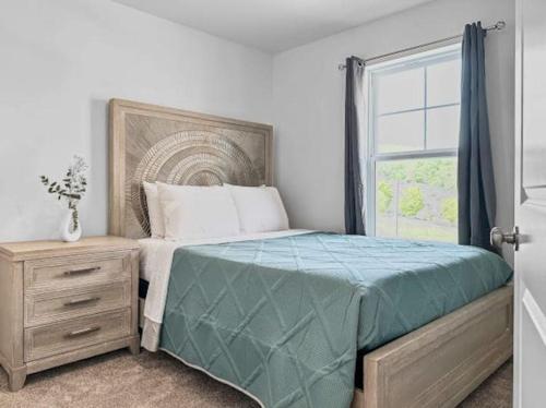 a bedroom with a bed and a window at Luxurorious Townhome In Reading in Mount Penn