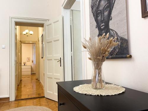 un jarrón de flores en una mesa en un pasillo en Lukerly 1, en Belgrado