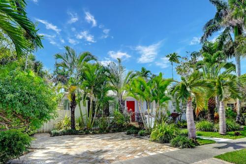 ハリウッドにあるWALK to Beach Luxury 3BR Villa in Hollywood Lakesのヤシの木と私道のある家