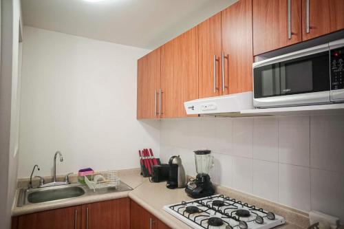 Una cocina o cocineta en Departamento a Pasos Poliforum