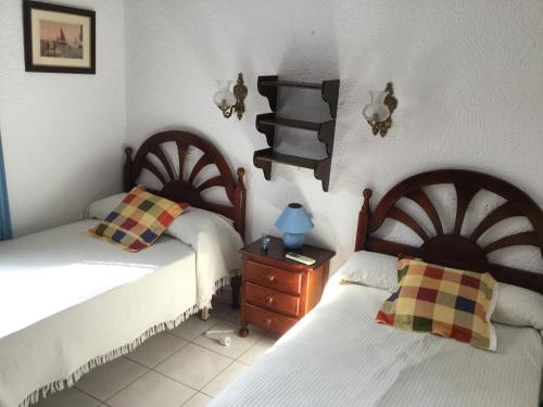 モライラにあるLa Casonaのベッドルーム1室(ツインベッド2台、ナイトスタンド付)