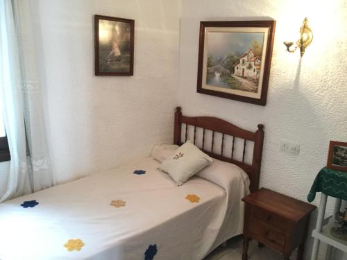 モライラにあるLa Casonaの小さなベッドルーム(ベッド1台付)が備わります。壁に絵が飾られています。