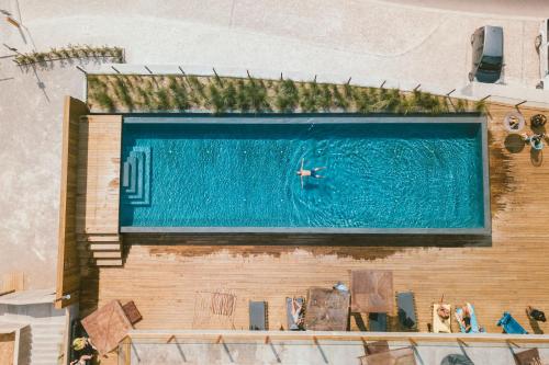 a person swimming in a swimming pool at Noah Surf House Portugal in Santa Cruz