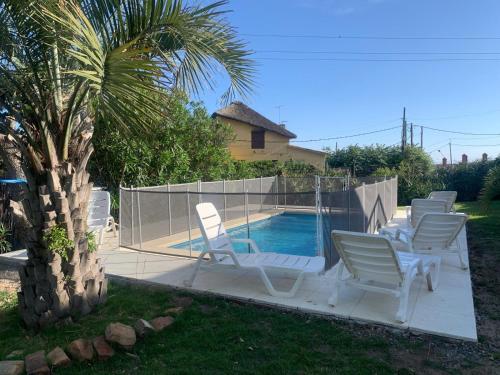 een groep stoelen naast een zwembad bij Pucara del Este in Punta del Este