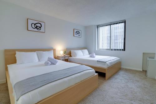 a bedroom with two beds and a window at Prime Crystal City Location Apartment Near Airport in Arlington