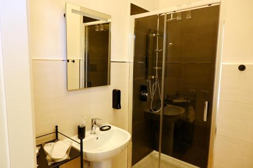 a bathroom with a sink and a shower at Ta-49 bed e breakfast in Naples