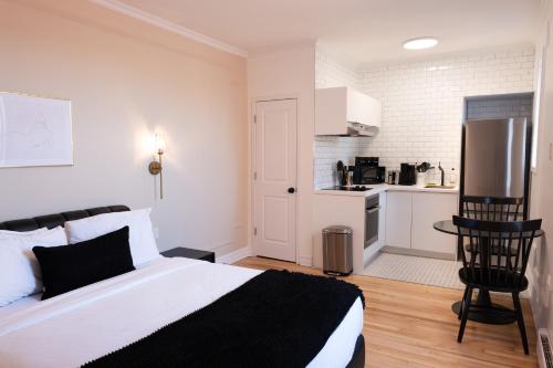 a bedroom with a bed and a small kitchen at #9 - Classic Studio - Self Check in - Plateau - St-Denis - AC - TV in Montréal