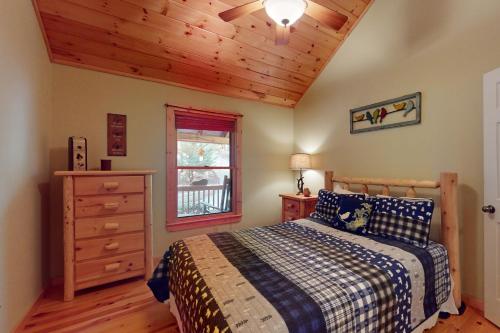 Postel nebo postele na pokoji v ubytování Lazy Bear Cabin