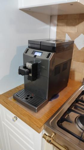 una macchina per il caffè nero appoggiata su un bancone in cucina di Villa Cristina a Pontelatone