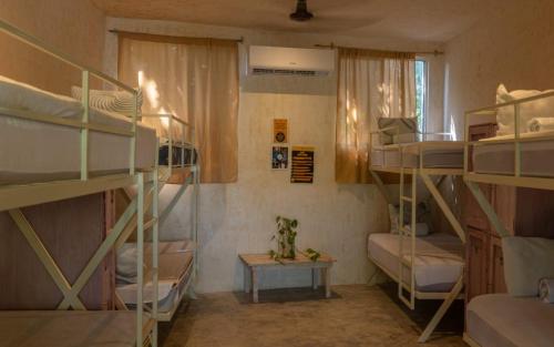 Llit o llits en una habitació de VALLADOLID 48 Hotel & Hostal