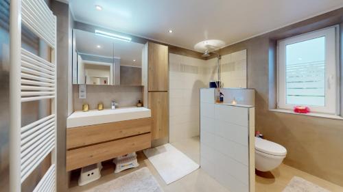 Bilik mandi di Triplex Cozy Serenity Entrée Privée Au Calme Rue Sans Issue