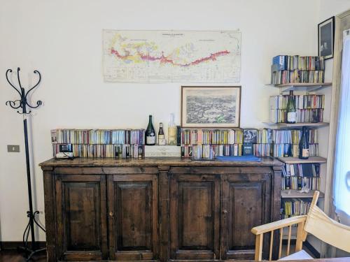a room with a wooden book shelf with books at Stanza privata con bagno nel centro di Milano in Milan