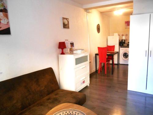 un salon avec un canapé et une cuisine avec une table dans l'établissement Entre Saint-Tropez et les gorges du Verdon., à Lorgues