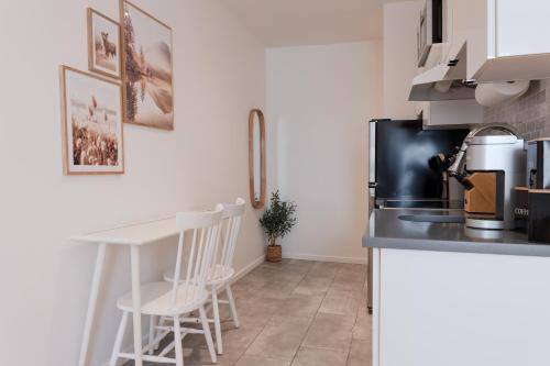 eine Küche mit einem kleinen Tisch und einem Kühlschrank in der Unterkunft #10 - Serene Studio - Self Check in - Plateau - St-Denis - AC - TV in Montreal
