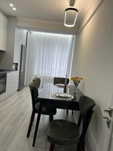 a dining room table and chairs in a kitchen at 1008 Apartment с living Кишинев Центр in Chişinău