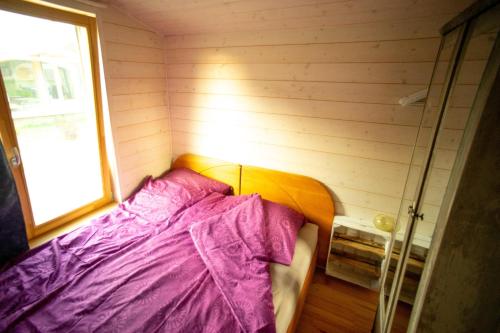 Katil atau katil-katil dalam bilik di 408-Kleinis Tiny House mit Kamin bis 4 Pers