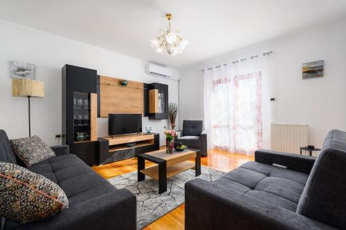 Apartment Lara with Swimming Pool - Paradiz