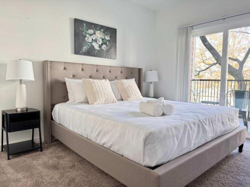 Ένα ή περισσότερα κρεβάτια σε δωμάτιο στο Luxury New 1B1B Private Balcony w Dryer Washer 525Pkwy