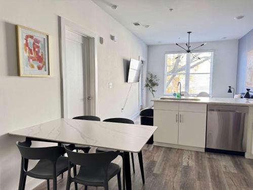 a kitchen and dining room with a table and chairs at Luxury New 1B1B Private Balcony w Dryer Washer 525Pkwy in Atlanta