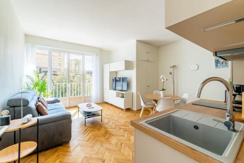 une cuisine et un salon avec un canapé et une table dans l'établissement Le tamaris, à Marseille