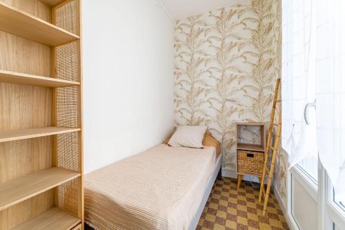 - une petite chambre avec un petit lit dans l'établissement Le tamaris, à Marseille