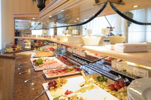 a buffet line with many different types of food at Flora-Apart-Residenz in Fredersdorf