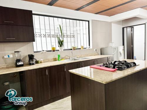 a kitchen with a stove and a counter top at Apartamentos Amoblados En La Circunvalar Cerca a Parque Arboleda y Parque La Rebeca, Por Parceros Group in Pereira