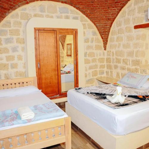 Postel nebo postele na pokoji v ubytování Tebtunis Hotel
