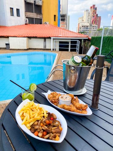 Makanan di atau berdekatan hotel