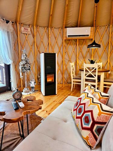 Χώρος καθιστικού στο Jurta na Wypasie - luksusowy namiot z widokiem na góry - Jacuzzi, Sauna, Split AC, Private, Star View