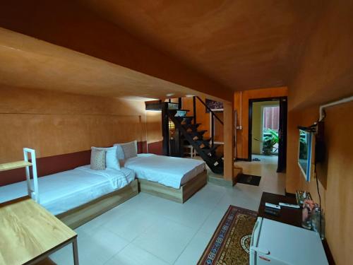 Postel nebo postele na pokoji v ubytování Retro Box Hotel Chumphon