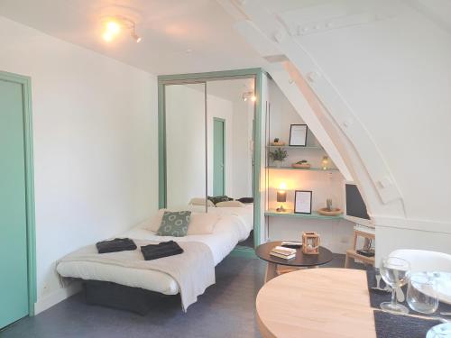 - un salon avec 2 lits et un escalier dans l'établissement Le Green Center - Studio Cosy Plein Centre Ville, à Beauvais