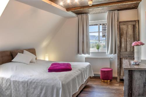 Postel nebo postele na pokoji v ubytování Schloß Falkenhaus