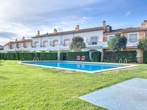 レスタルティットにあるLa Bella Lola Estartit Rentalの庭にスイミングプールがある大きな建物