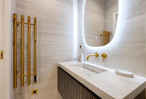 une salle de bain avec un lavabo et un miroir dans l'établissement Charming Pied-à-Terre Champs-Élysée, à Paris