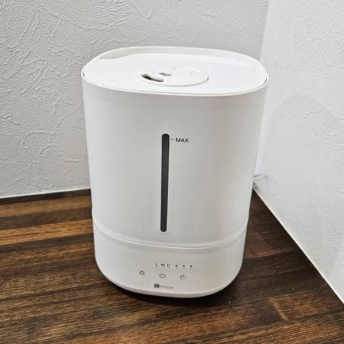 a white toaster sitting on top of a wooden floor at Onasyas-A in Hakodate