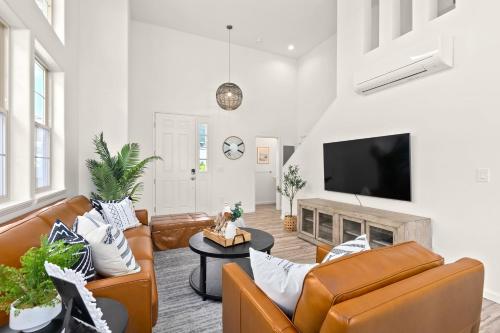 a living room with couches and a tv at Mauna View by AvantStay 10min to Beach Backyard in Waianae