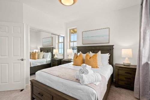 a bedroom with two beds with towels on them at Mauna View by AvantStay 10min to Beach Backyard in Waianae