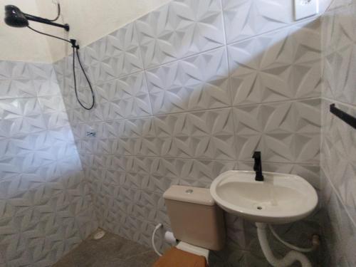 Ένα μπάνιο στο Casa piscina com ozônio churrasqueira perto da praia