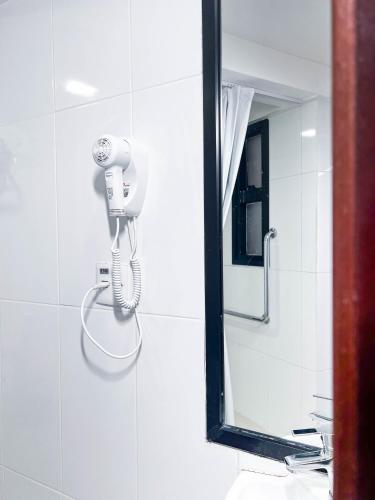 a shower with a blow dryer in a bathroom at Royal Design Savassi Hotel in Belo Horizonte