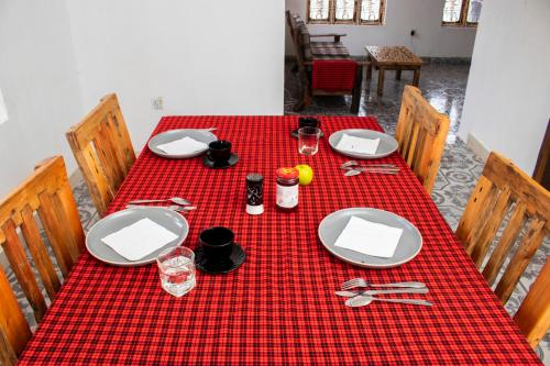 OlmotoniMeru Villa Arusha的一张铺着红色格子桌布的桌子