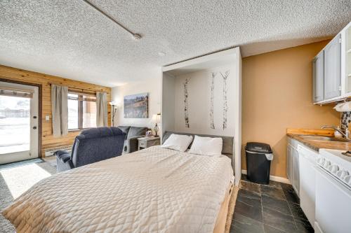Postel nebo postele na pokoji v ubytování 2 Mi to Granby Ranch Mtn-View Studio with Perks