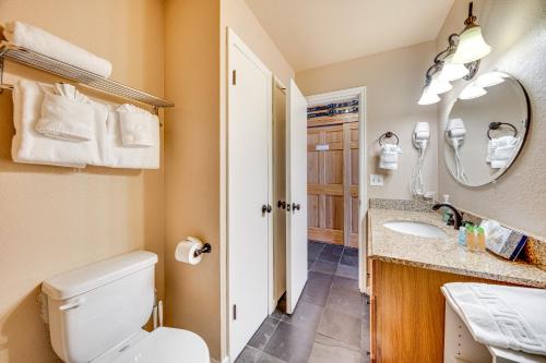 Koupelna v ubytování 2 Mi to Granby Ranch Mtn-View Studio with Perks