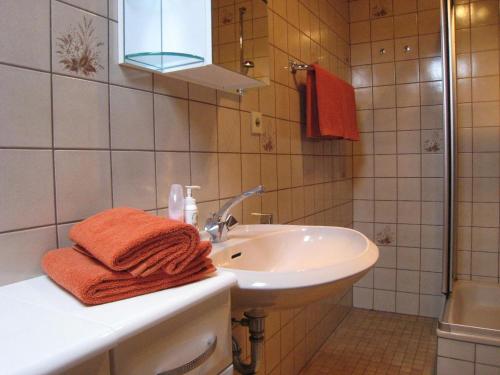 ein Badezimmer mit einem Waschbecken und einem Handtuch auf der Theke in der Unterkunft Pension Landhaus Riedelstein in Drachselsried