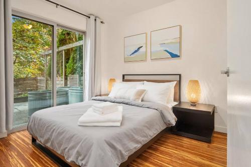 una camera da letto bianca con un letto e una finestra di Stylish 3 BR Capitol Hill Home With 96 Walk Score a Seattle