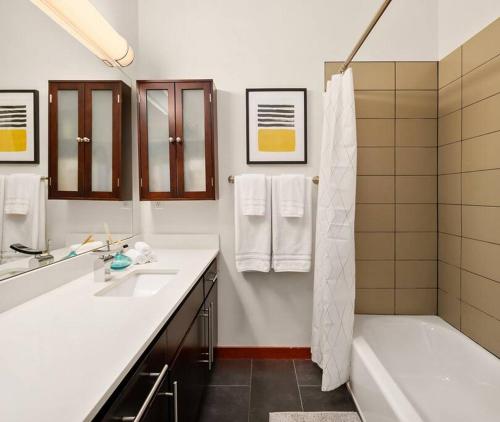 un bagno con vasca, lavandino e doccia di Stylish 3 BR Capitol Hill Home With 96 Walk Score a Seattle